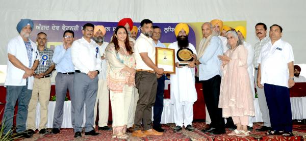 Sh. Kuljas Rai Arora receiving award from S. Gurmeet Singh Khuddian, Cabinet Minister